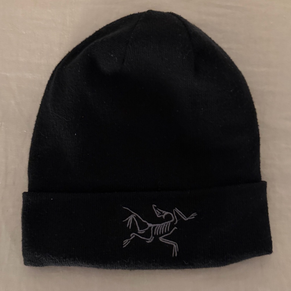 Black Arc’teryx fleece lined beanie